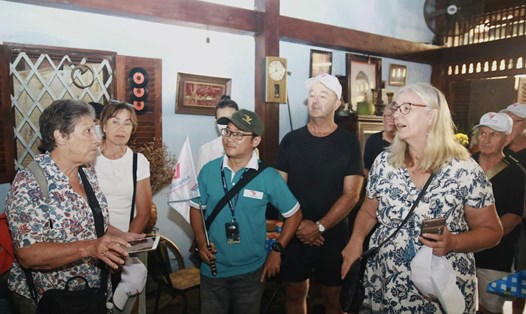 Du khách tại điểm tham quan quán cà phê Đỗ Phủ, một trong những điểm đến của tour Biệt động Sài Gòn, TPHCM. Ảnh: Bảo Thu