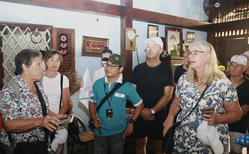 Du khách tại điểm tham quan quán cà phê Đỗ Phủ, một trong những điểm đến của tour Biệt động Sài Gòn, TPHCM. Ảnh: Bảo Thu