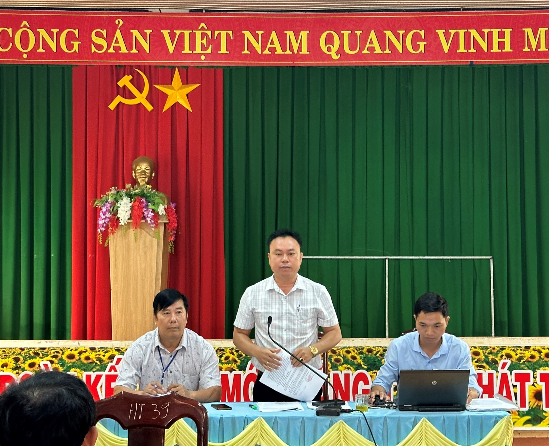 Lãnh đạo UBND xã Ea M'Droh thông tin về việc giải quyết trường hợp thửa đất của bà Nguyễn Thị Tình. Ảnh: Bảo Trung