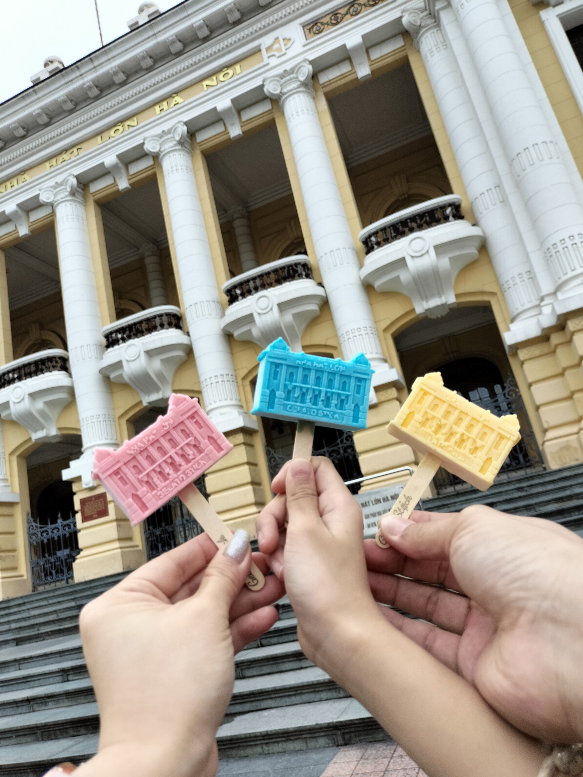 Kem hình nhà hát Lớn. Ảnh: NVCC.