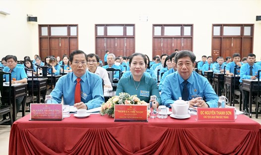 Chủ tịch LĐLĐ tỉnh Sóc Trăng Nguyễn Thanh Sơn cùng các đại biểu tham dự đại hội. Ảnh: Anh Khoa
