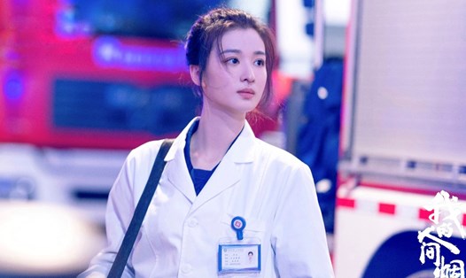 Vương Sở Nhiên đóng vai bác sĩ trong phim "Khói lửa nhân gian của tôi". Ảnh: Nhà sản xuất