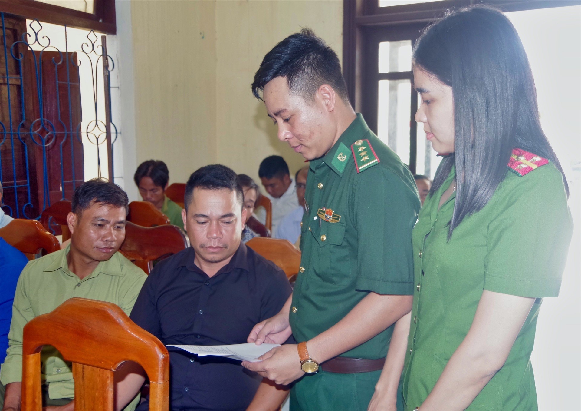 Tuyên truyền cho người dân xã Lâm Đớt. Ảnh: Võ Tiến.
