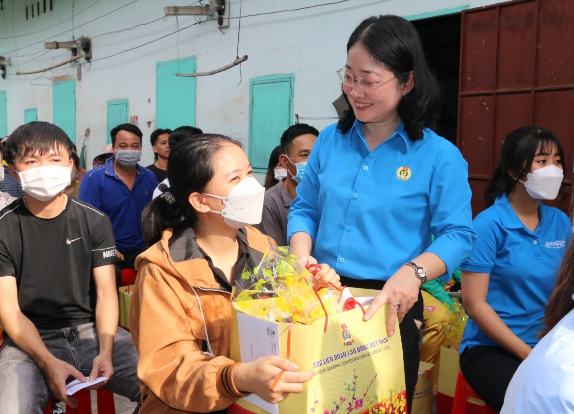 Bà Nguyễn Kim Loan - Chủ tịch LĐLĐ Bình Dương trao quà tết cho công nhân. Ảnh: Đình Trọng