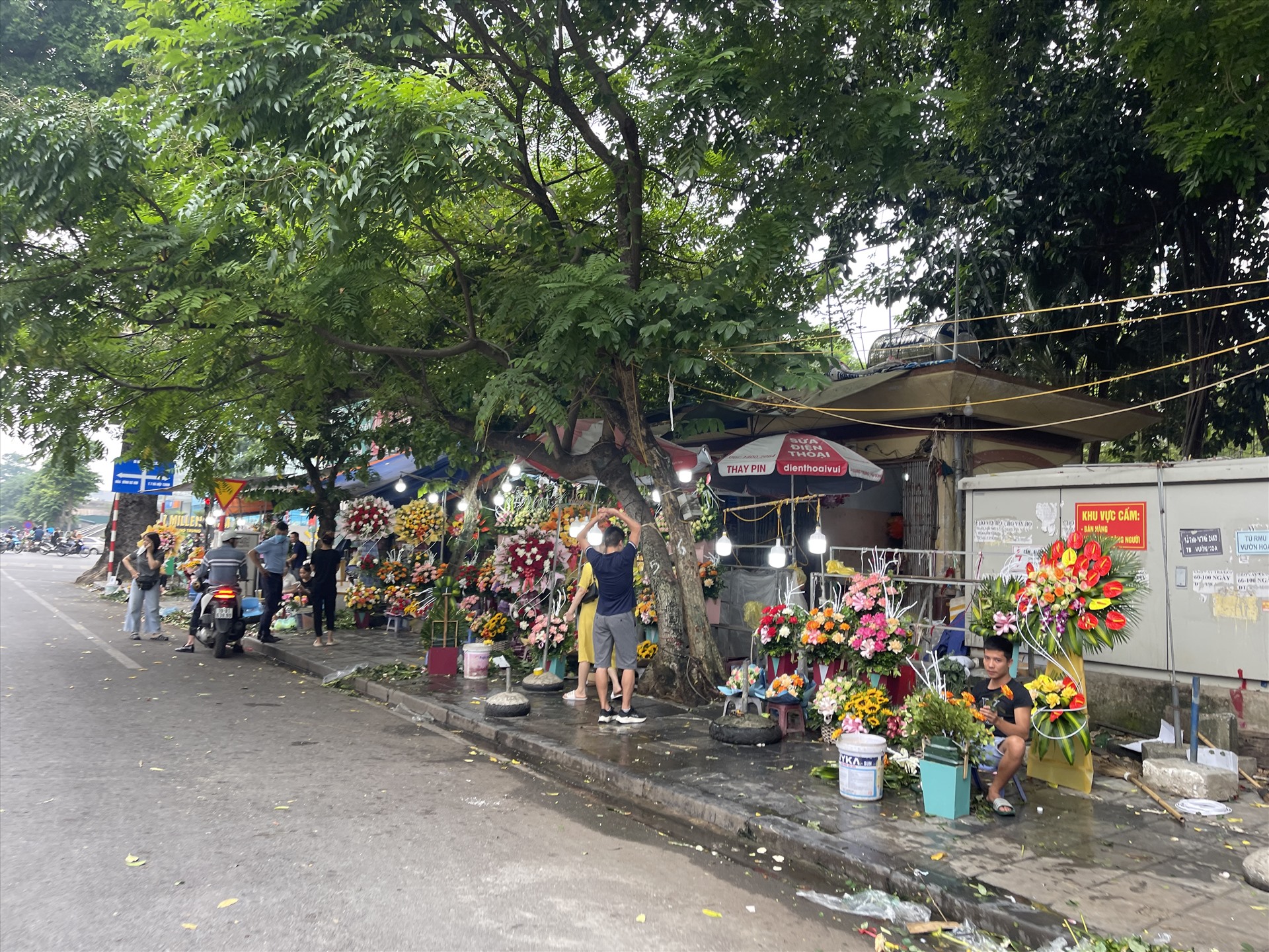 Lối vào vườn hoa tại phố Nguyễn Trãi bị bịt kín bởi các cửa hàng bán hoa. 