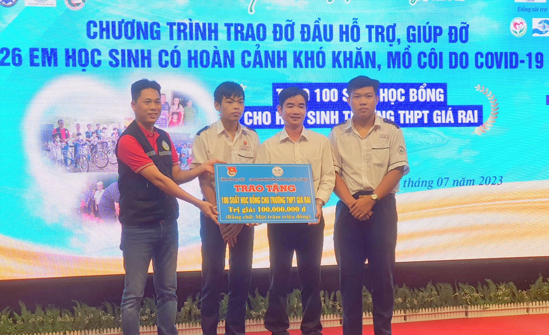 100 học sinh tại Trường THPT Giá Rai, tỉnh Bạc Liêu có hoàn cảnh khó khăn cũng được nhận học bổng mỗi suất 1 triệu đồng. Ảnnh: Nhật Hồ