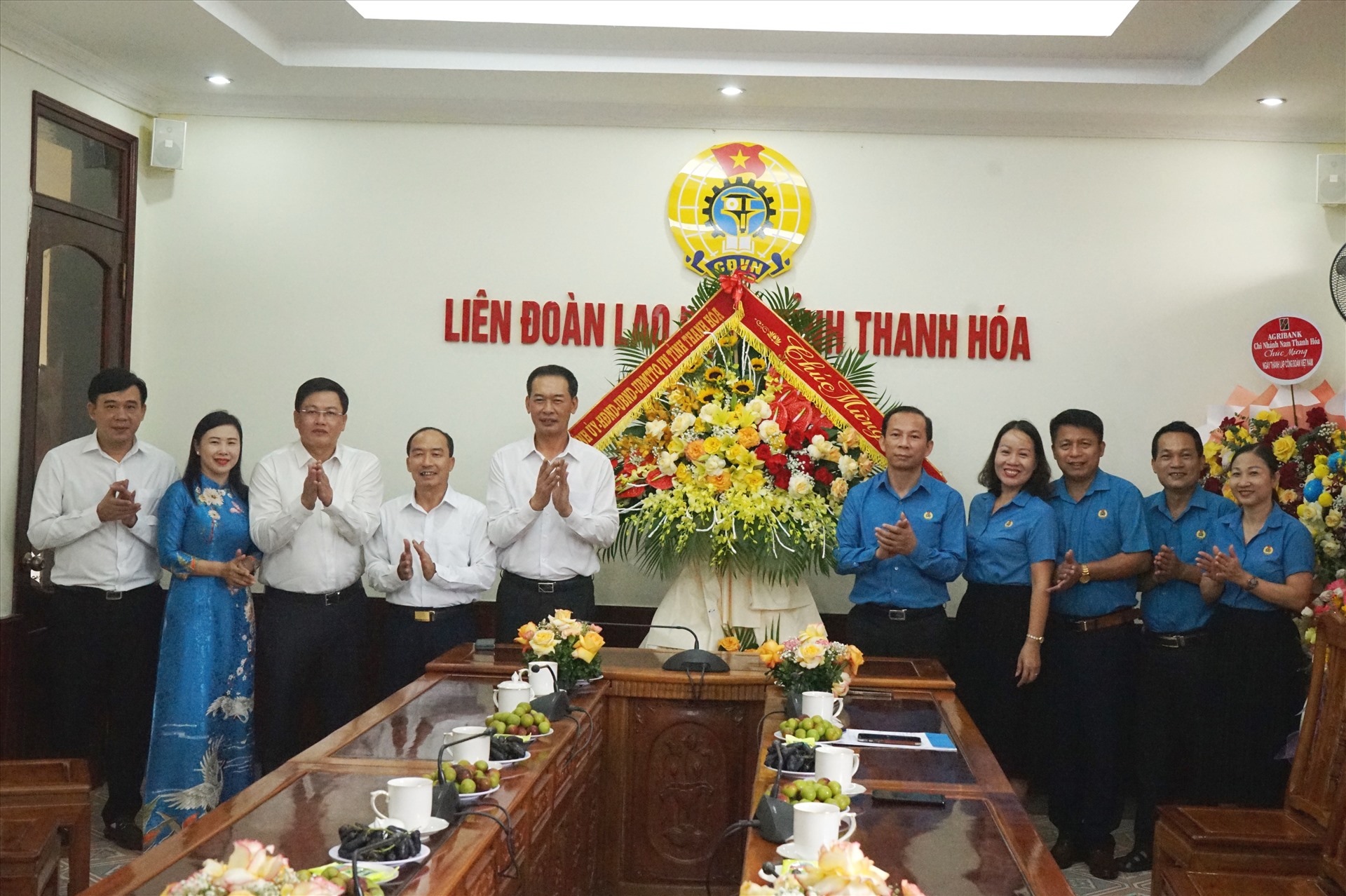 Đại diện Tỉnh ủy, UBND tỉnh Thanh hóa tặng hoa chúc mừng Công đoàn Thanh Hóa nhân  