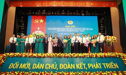 Ban chấp hành Công đoàn BIDV khóa VI, nhiệm kỳ 2023 - 2028 ra mắt Đại hội. 