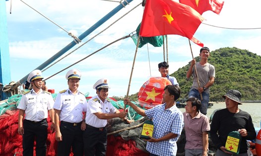 Chuẩn đô đốc Ngô Văn Thuân tặng cờ tổ quốc cho ngư dân Bình Định. Ảnh: Vũ Bằng