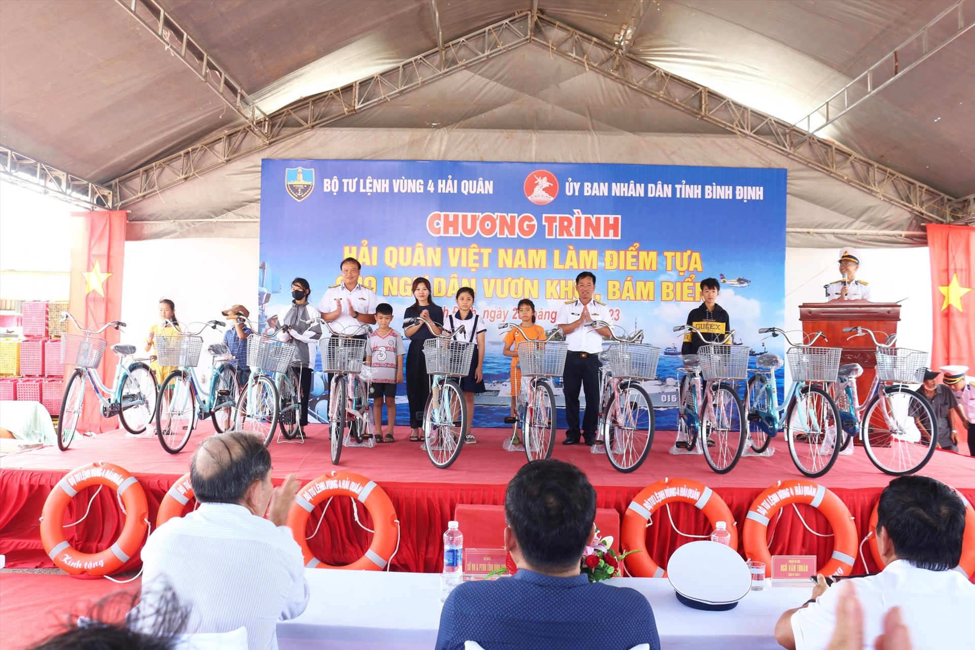 Khám, chữa bệnh, cấp phát thuốc miễn phí cho bà con ngư dân và tặng xe đạp cho con ngư dân Bình Định. Ảnh: Vũ Bằng