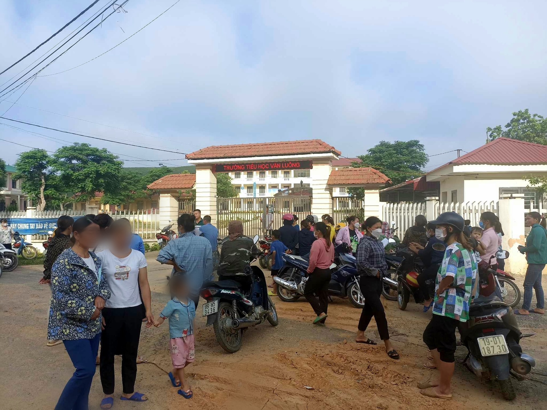 Các phụ huynh kéo đến kín cổng trường Tiểu học xã Văn Luông ngày 24.7. Ảnh do người dân cung cấp.