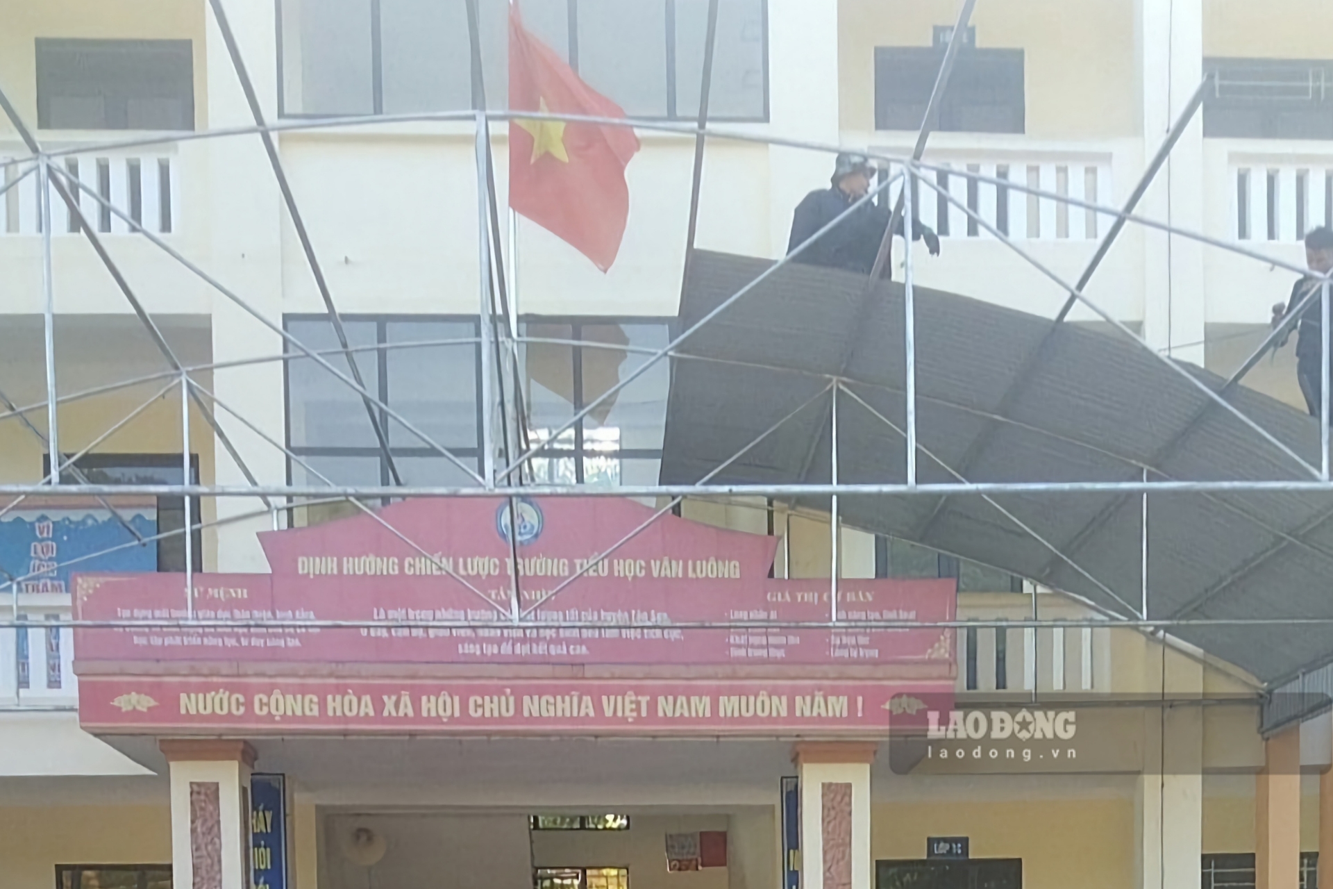 Trường Tiểu học xã Văn Luông vừa lợp mái tôn ngoài hiên. Ảnh do người dân cung cấp.