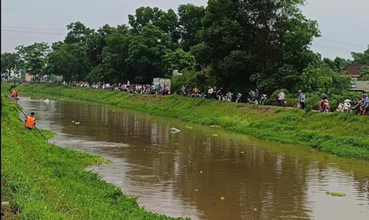 Phát hiện chiếc xe Exciter bên bờ kênh ở Thái Nguyên, tìm kiếm thêm lộ ra 1 thi thể. Ảnh: Người dân cung cấp.
