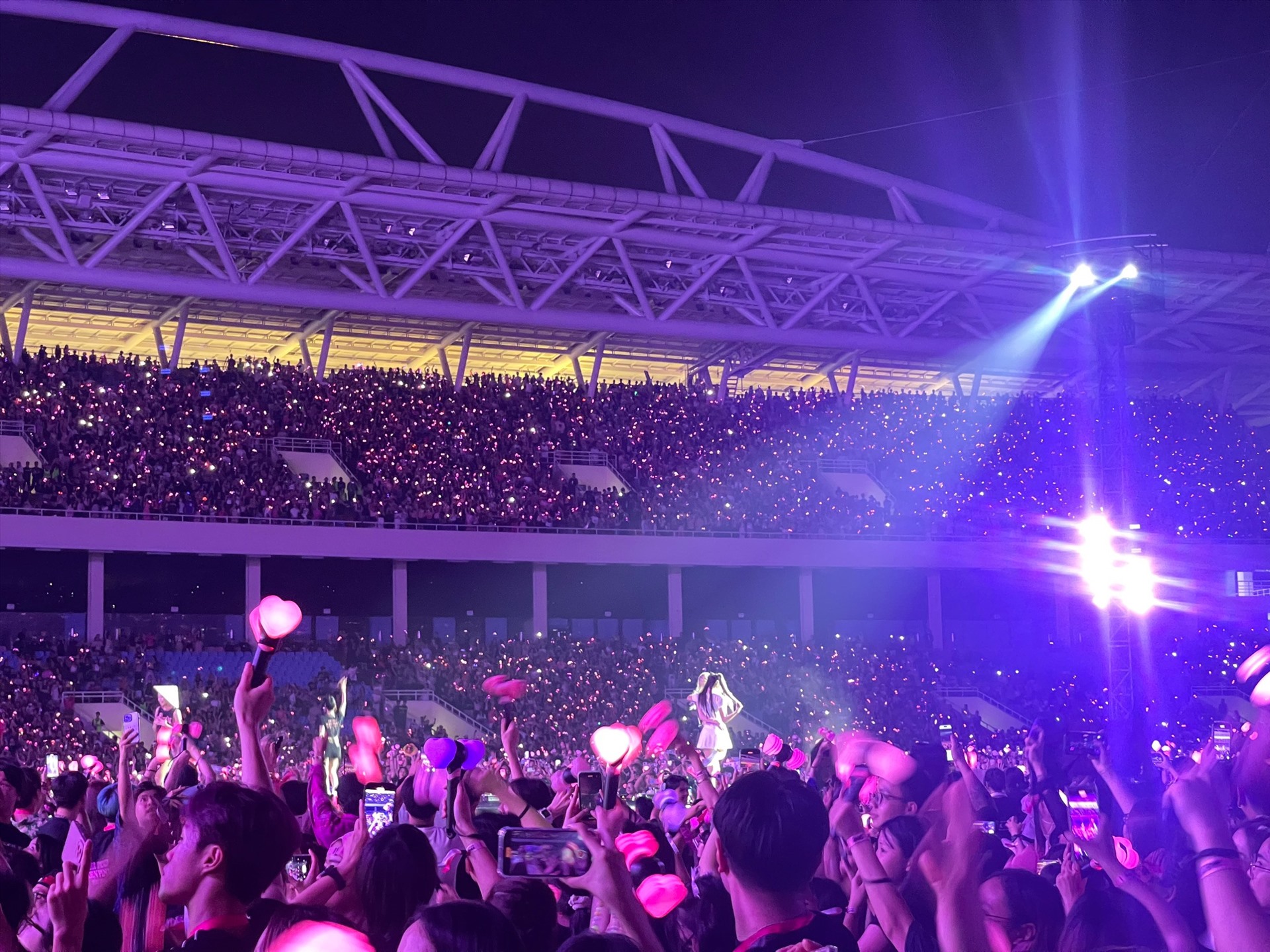 Sân vận động Mỹ Đình được nhuộm hồng trong đêm diễn đầu tiên của Blackpink tại Việt Nam. Ảnh: Thuỳ Trang