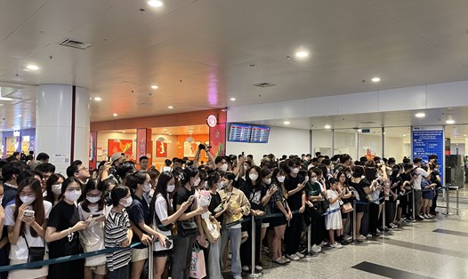 Hàng nghìn fan chờ Blackpink đáp xuống Nội Bài tối ngày 28.7. Ảnh: Huyền Chi