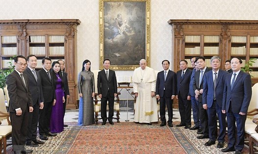 Chủ tịch nước Võ Văn Thưởng và Phu nhân cùng đoàn đại biểu cấp cao Việt Nam chụp ảnh chung với Giáo hoàng Francis. Ảnh: TTXVN