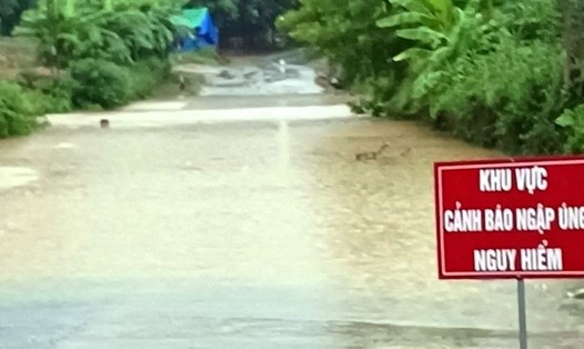Chính quyền địa phương cắm cảnh báo các điểm ngập do mưa lớn. Ảnh: Ban Chỉ huy PCTT và TKCN tỉnh Lào Cai 