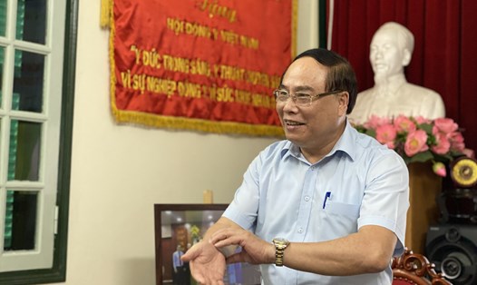 PGS.TS Đậu Xuân Cảnh- Chủ tịch Hội Đông Y Việt Nam trao đổi với phóng viên Báo Lao Động. Ảnh: Thùy Linh
