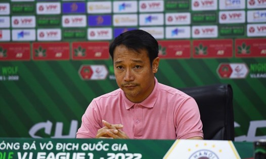Huấn luyện viên Vũ Hồng Việt của đội Nam Định. Ảnh: Trường Giang