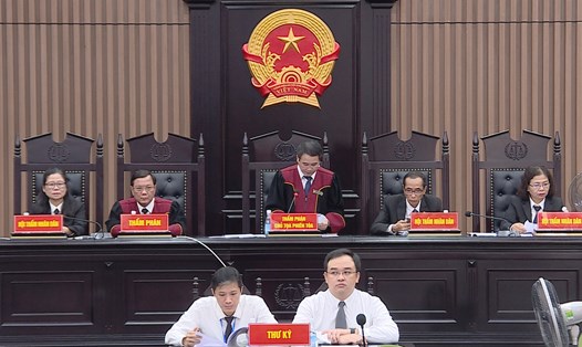 Chủ tọa Vũ Quang Huy công bố bản án với 54 bị cáo vụ chuyến bay giải cứu. Ảnh: H.Phương
