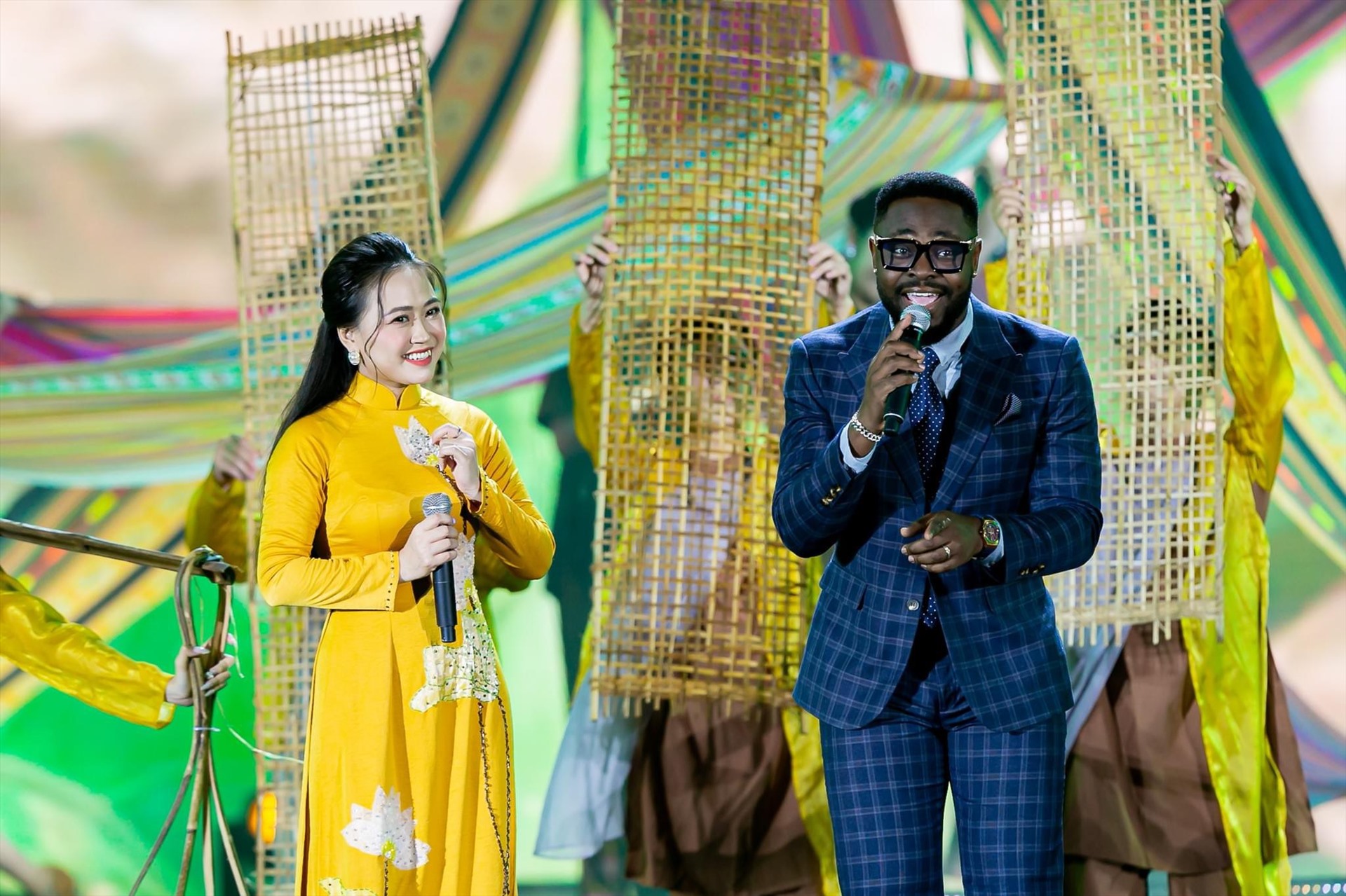 Đặc biệt, chương trình còn có sự góp mặt của một số nghệ sĩ nước ngoài. Trong ảnh: Ca sĩ Cee Jay (Nigeria) cùng các ca sĩ Lê Thanh Phong, Phương Thanh biểu diễn ca khúc “Ai vô xứ Nghệ“. Ảnh: Quỳnh Trang