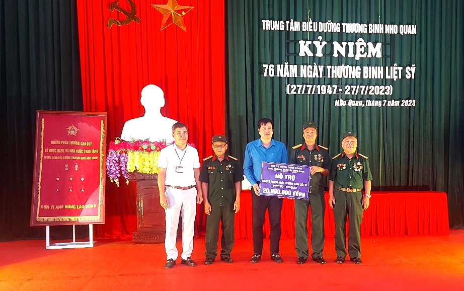 Ông Phạm Hoài Phương - Chủ tịch Công đoàn Giao thông Vận tải VN tặng quà Trung tâm điều dưỡng người có công. Ảnh: Công đoàn GTVTVN