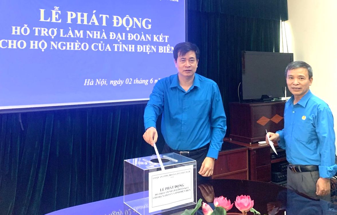 Cán bộ Công đoàn Giao thông Vận tải Việt Nam ủng hộ xây dựng nhà Đại đoàn kết tại tỉnh Điện Biên. Ảnh: Hà Anh