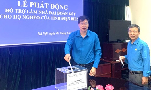 Cán bộ Công đoàn Giao thông Vận tải Việt Nam ủng hộ xây dựng nhà Đại đoàn kết tại tỉnh Điện Biên. Ảnh: Hà Anh