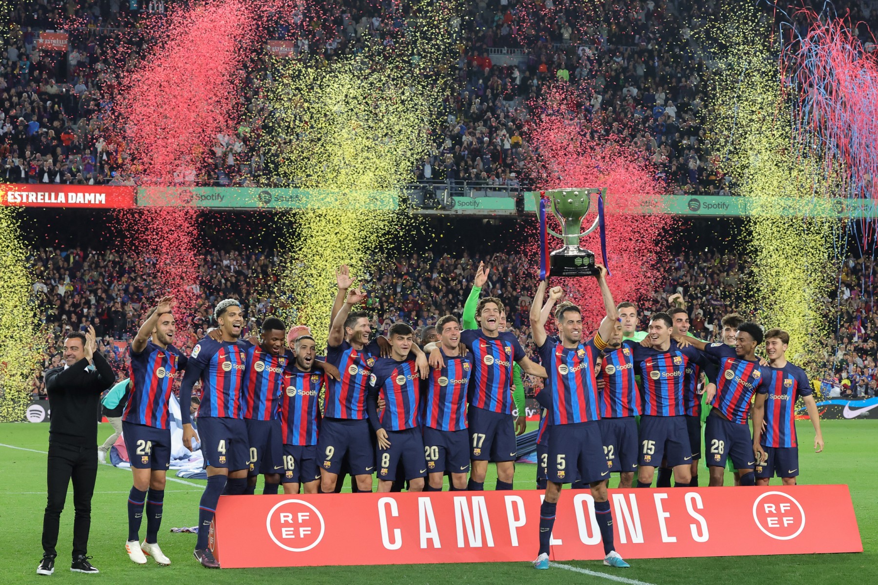 Barcelona có nguy cơ tụt lại phía sau Real Madrid sau chức vô địch La Liga mùa trước.  Ảnh: AFP