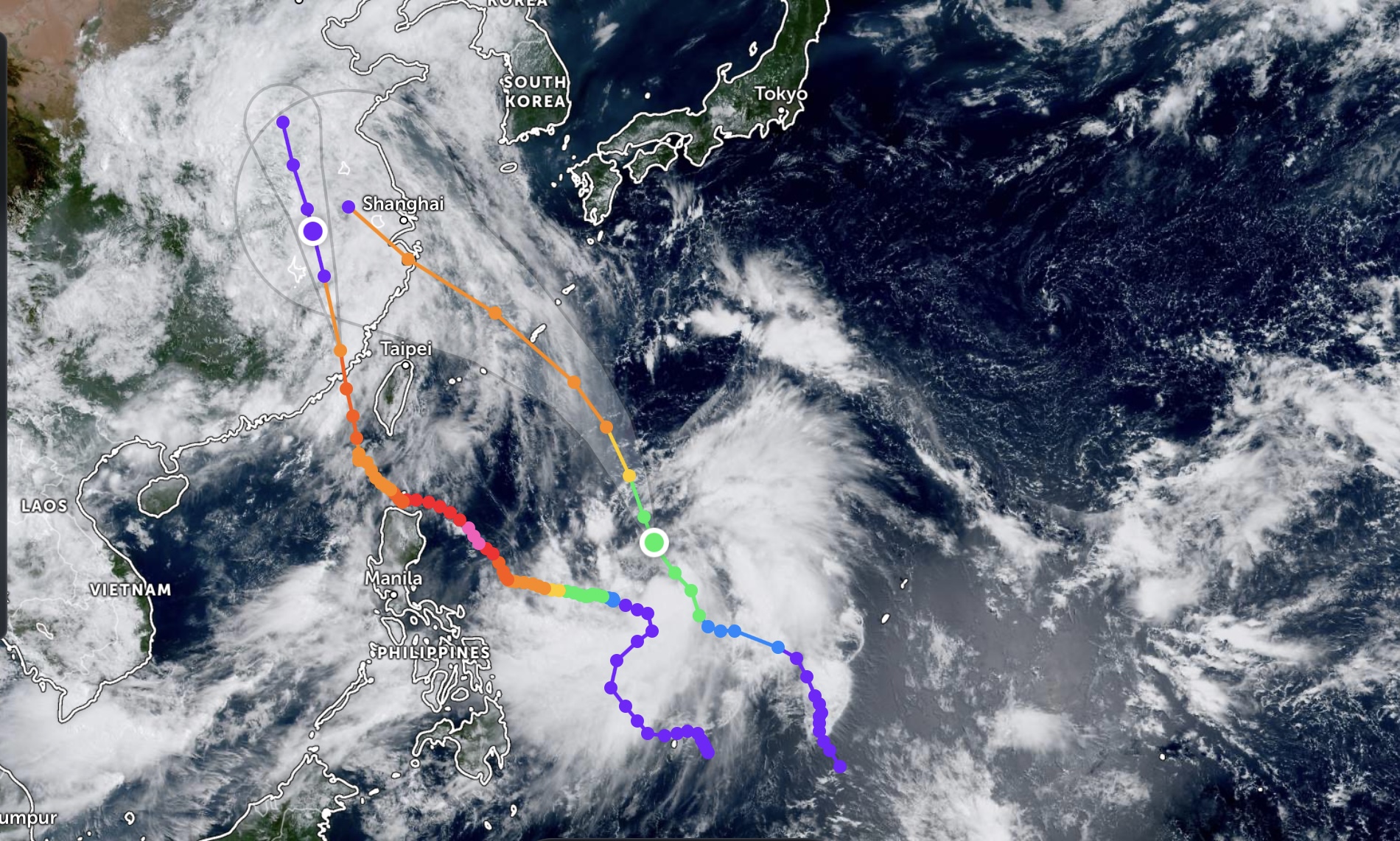 Đường đi của bão Doksuri (trái) và bão Khanun (phải). Ảnh: Zoom Earth 