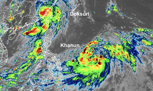 Hình ảnh vệ tinh hồng ngoại bão Doksuri (bên trái) và bão nhiệt đới Khanun lúc 12h54 ngày 28.7, khoảng 3 giờ sau khi Doksuri đổ bộ vào bờ biển phía đông nam Trung Quốc. Ảnh: RAMMB/CIRA/CSU