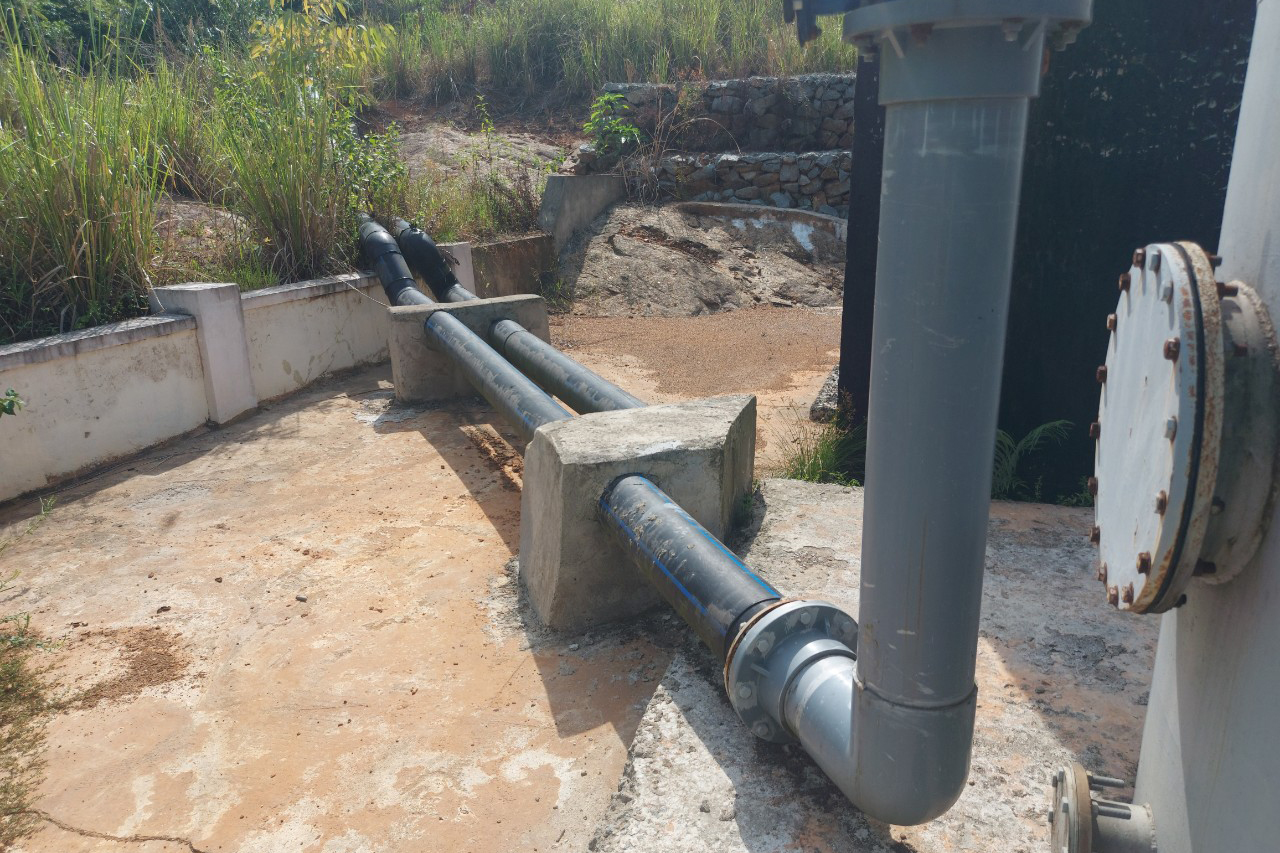 Đường ống dẫn nước thô từ khe Hao Hao về nhưng mùa hè này khe đã khô cạn. Ảnh: Trần Tuấn.
