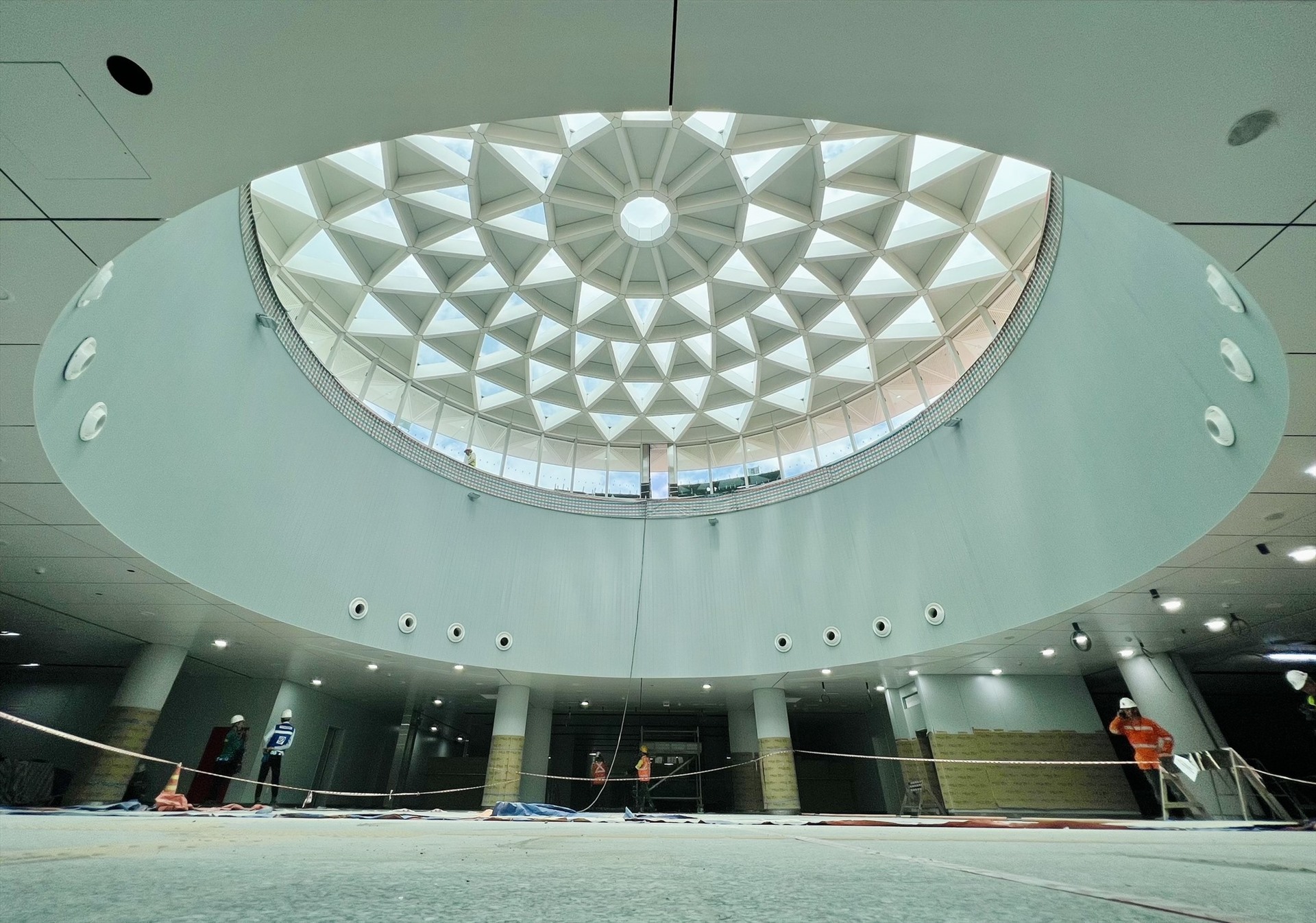 Điểm nhấn của ga Bến Thành giếng trời lấy sáng tự nhiên cao 6 m, đường kính 21,6 m, được thiết kế với mái vòm nhìn từ trên xuống có hình hoa sen, đan xen bởi kính và tấm nhôm tổ ong.