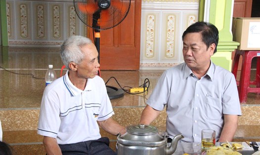 Bộ trưởng Lê Minh Hoan trao đổi về bảo vệ thiên nhiên. Ảnh: Hiếu Anh