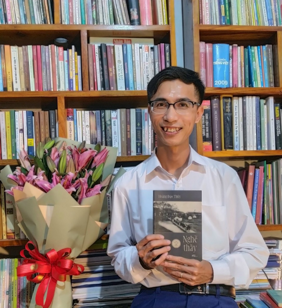  Thầy giáo Nguyễn Văn Trung có niềm đam mê đọc và sưu tầm sách. Ảnh: Hữu Vi
