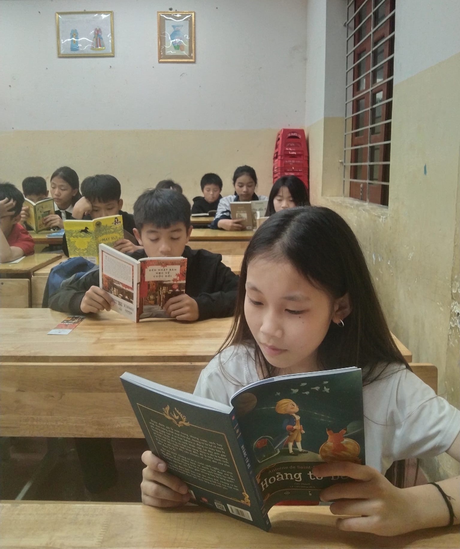 Từ nhiều năm qua, thầy Nguyễn Văn Trung luôn rèn thói quen đọc sách cho học sinh. Ảnh: Hữu Vi