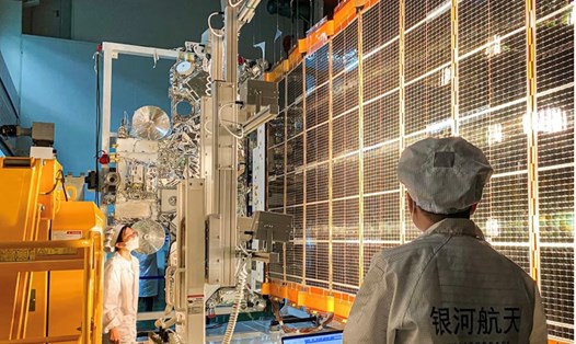 Cánh vệ tinh làm từ những tấm năng lượng Mặt trời siêu mỏng, linh hoạt có thể gấp gọn và mở dài ra. Ảnh: Weibo
