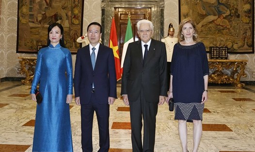 Chủ tịch nước Võ Văn Thưởng và Phu nhân cùng Tổng thống Italy Sergio Mattarella và con gái trong lễ đón chính thức. Ảnh: TTXVN