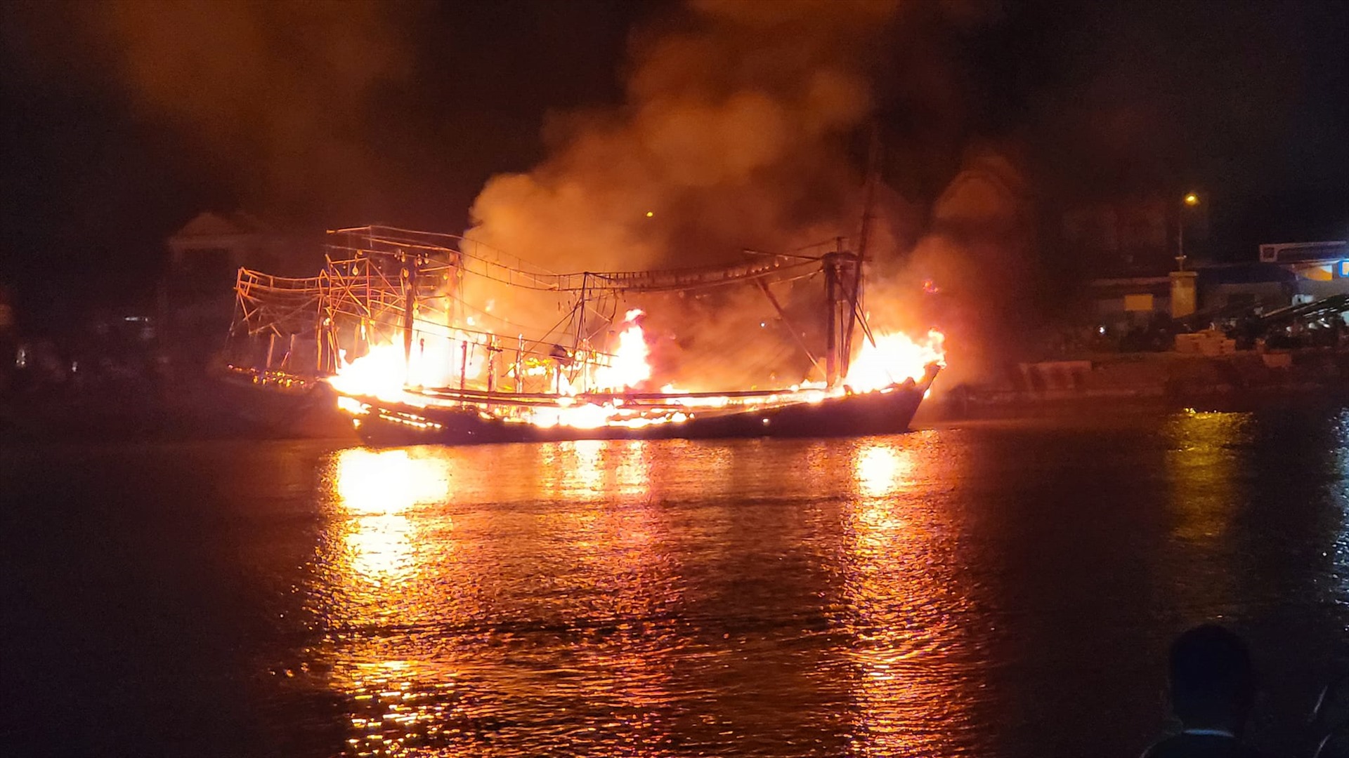Vụ hỏa hoạn trong đêm 28.7 tại cảng Lạch Quèn thiêu rụi nhiều tàu cá. Ảnh: Hải Đăng