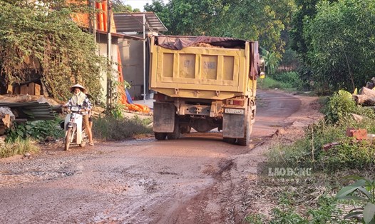 Xe tải chở đất hoành hành, phá nát đường dân sinh. Ảnh: Lam Thanh