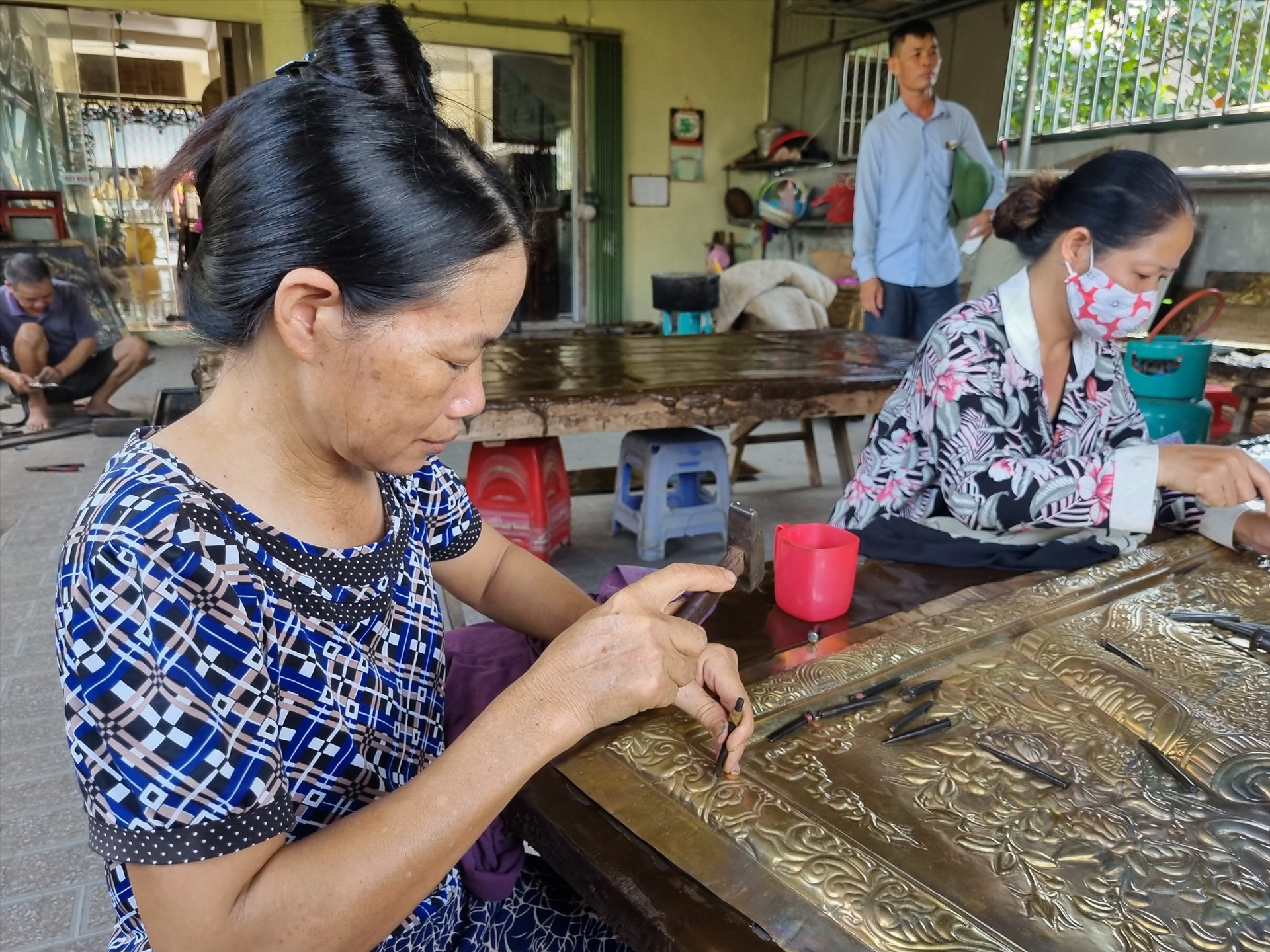 Nhiều lao động tại địa phương được tạo việc làm tại xưởng chạm bạc nhà ông Hoàn. Ảnh: Lương Hà