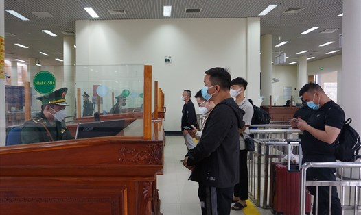 Khách du lịch nước ngoài thực hiện thủ tục xuất nhập cảnh tại Cửa khẩu Quốc tế Móng Cái, Quảng Ninh. Ảnh: Đoàn Hưng