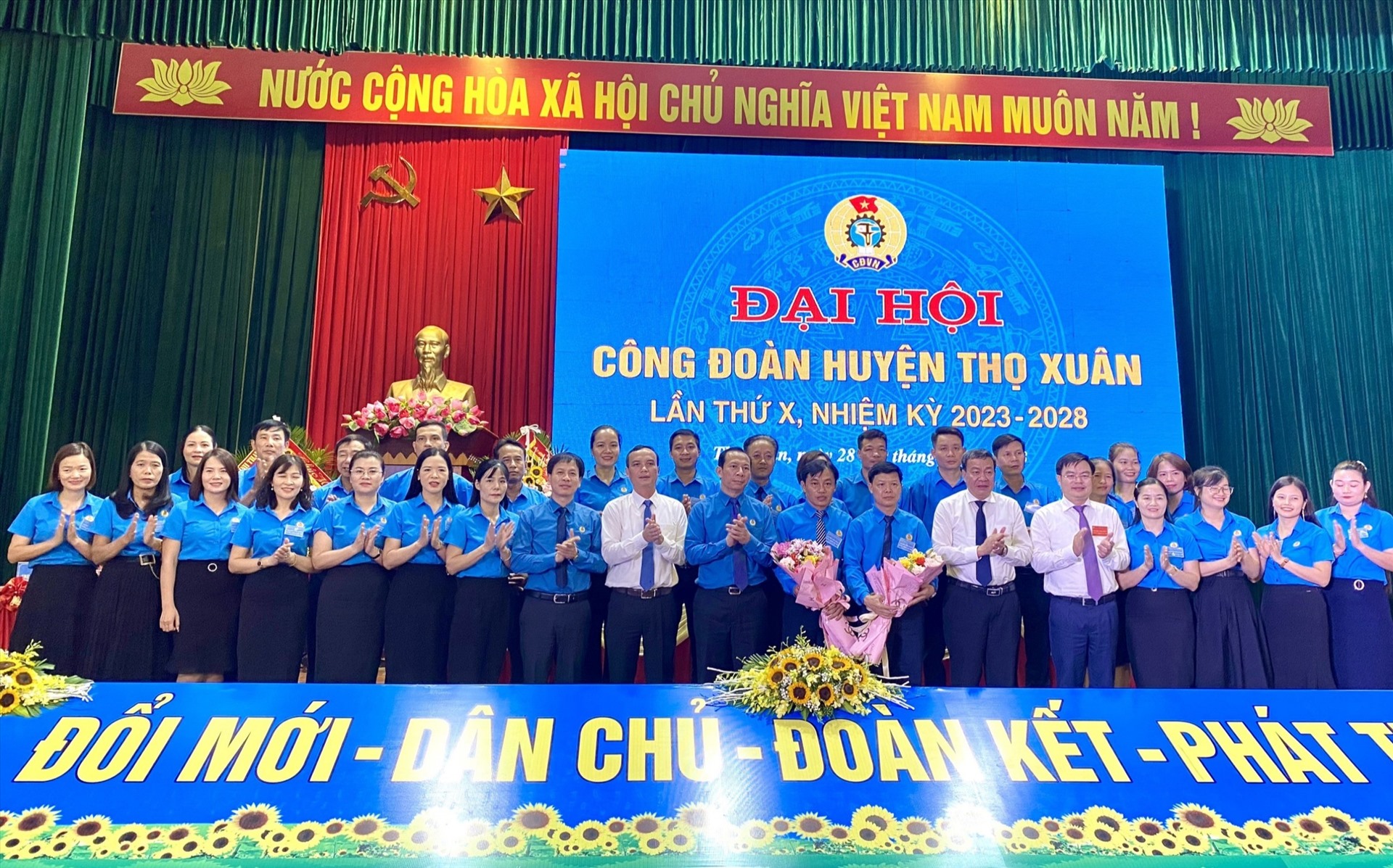 Chúc mừng và ra mắt Ban Chấp hành Công đoàn huyện Thọ Xuân khoá X (nhiệm kỳ 2023-2028). Ảnh: Minh Hoàng