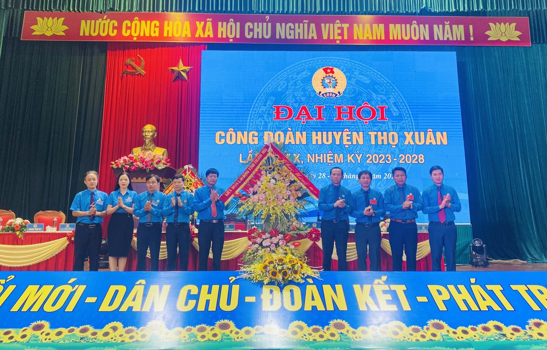 Đại diện lãnh đạo LĐLĐ tỉnh Thanh Hóa tặng hoa chúc mừng đại hội. Ảnh: Minh Hoàng