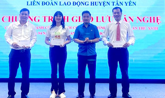 Lãnh đạo Liên đoàn Lao động huyện Tân Yên trao thưởng cho các đội đạt giải. Ảnh: LĐLĐ huyện Tân Yên