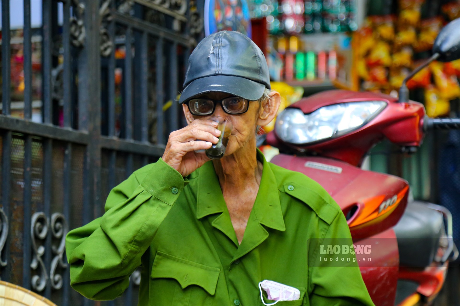 Ông Hùng (71 tuổi) cho biết mỗi sáng đều ra đây uống cà phê vì không gian quán gần gũi, cà phê thơm và được buôn chuyện cùng bạn bè.