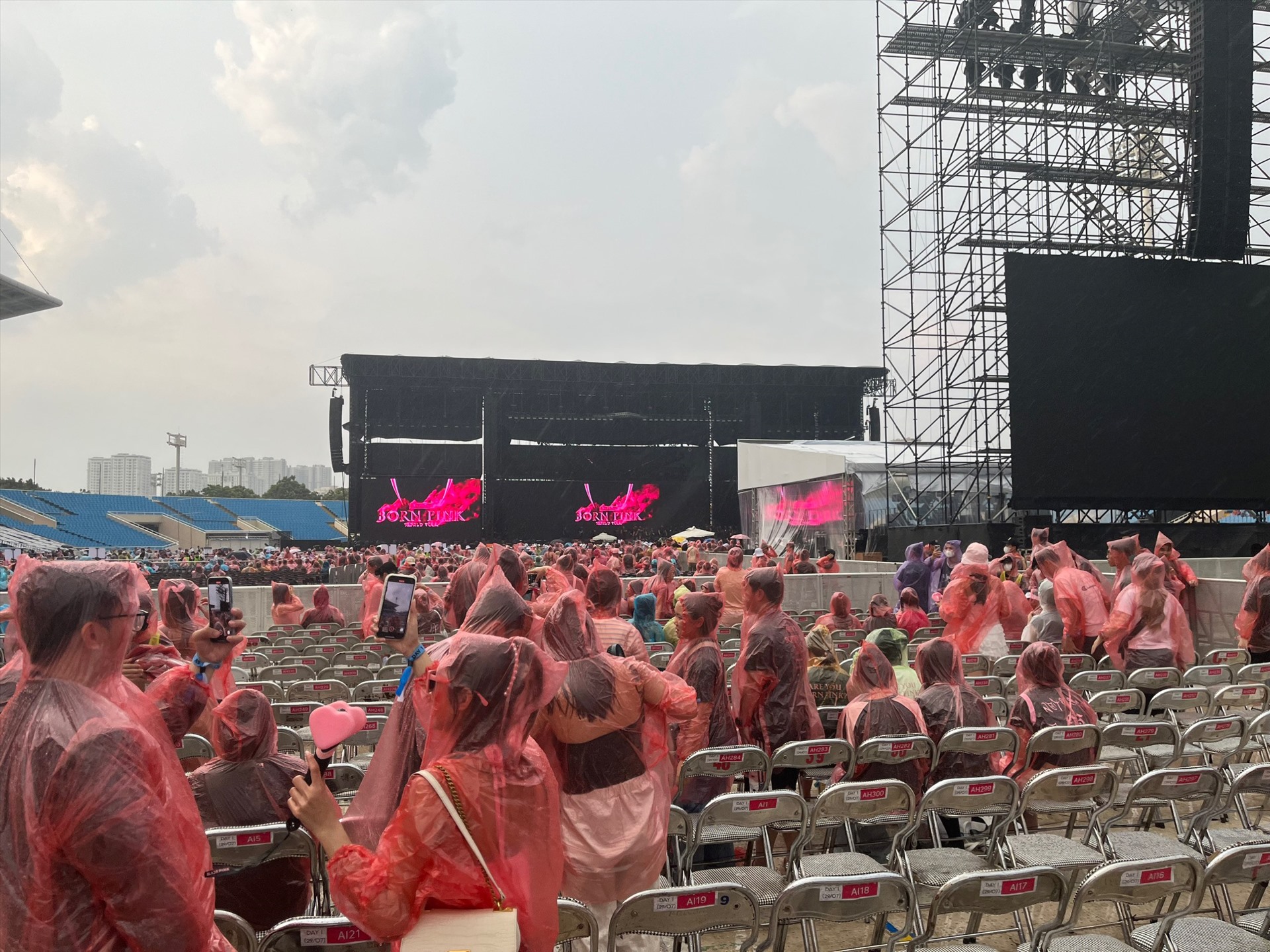 Dù đã lường trước thời tiết Hà Nội có thể mưa, nhưng cơn mưa to trắng xoá vẫn khiến người hâm mộ gặp khó khăn trong việc di chuyển từ bên ngoài vào  trong các khán đài.