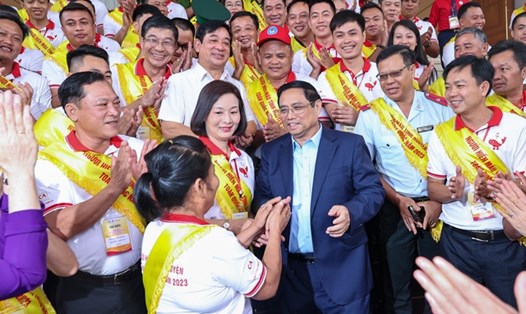 Thủ tướng Phạm Minh Chính và các đại biểu là người hiến máu tình nguyện tiêu biểu toàn quốc năm 2023 - Ảnh: Hải Nguyễn