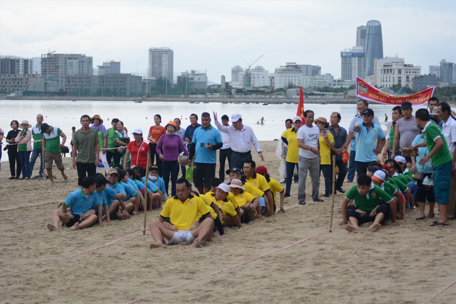 Ngày hội sôi nổi trên bãi biển Hà Khê đã mang đến cho người dân, du khách những trải nghiệm ấn tượng. Ảnh: Mai Hương

