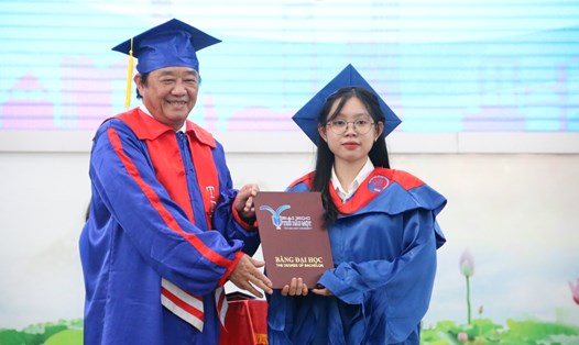 Ông Nguyễn Hoàng Thao - Phó Bí thư Thường trực Tỉnh ủy Bình Dương trao bằng tốt nghiệp cho tân cử nhân. Ảnh: Đinh Văn